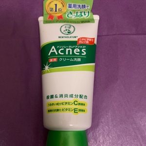 mentholatum brightening acne face scrub with vit C and E